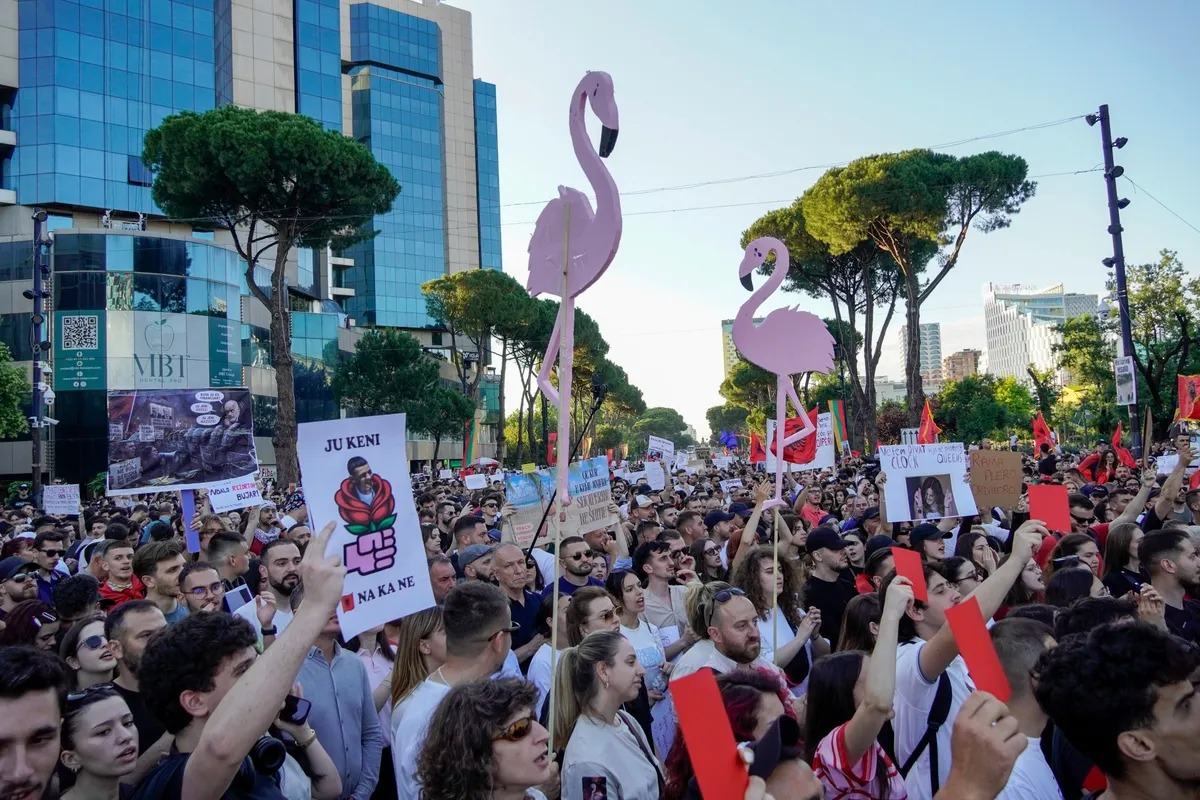 MarioNawfal's tweet photo. 🇦🇱 Albania's "Flamingo Revolution" has hit its second week, and it's no longer just about Kushner's resort.

What started as opposition to two €5 billion luxury developments on protected stretches of the Adriatic coast has snowballed into demands for the entire political establishment to step down.

Every evening at 6 p.m., thousands gather in Tirana's main square and march on the PM’s office, carrying flags and homemade banners. 

Without leaders, or a party machine, just TikTok and word of mouth.

The name comes from the flamingos nesting near the protected coastline the resorts would carve up.

Protesters say both major parties, in power since the early 1990s, are happy to sell the country to the highest bidder.

PM Edi Rama is refusing to budge, pointing to his 52% election win as proof of his mandate. 

Brussels is less convinced, warning Albania its EU path is at risk if it bulldozes through environmental rules.

13 years in power, and the drop that finally overflowed the cup was a beach.

Source: Bloomberg / Writer: Julie