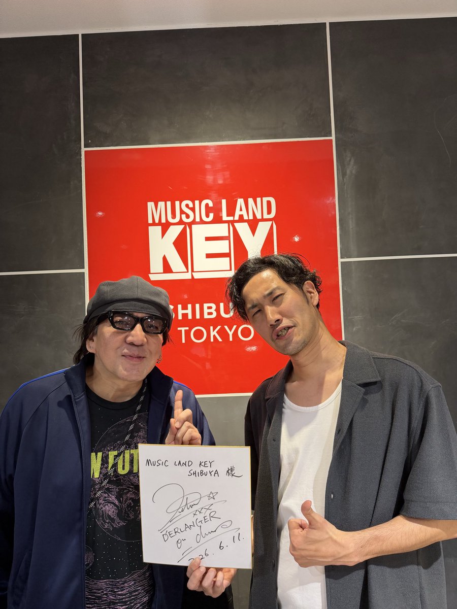 KeyShibuyaDrums's tweet photo. D'ERLANGERのTetsuさんご来店！！🐓💨💨
ビッグな買い物していただきました、、
色々とお話しさせて貰いサインまで頂き、、本当にありがとうございます😭 https://t.co/A1h3WitG5j