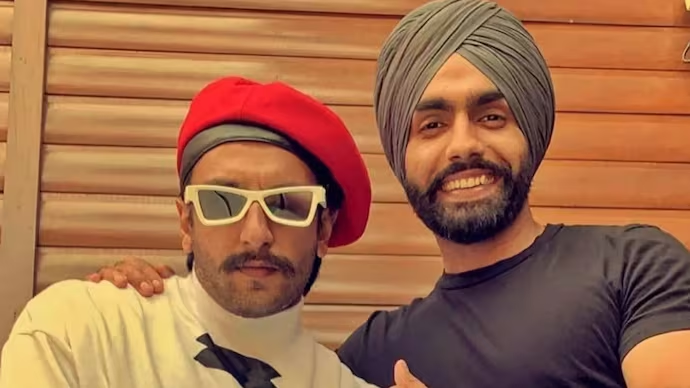 IndiaToday's tweet photo. Not Ranveer's fault: Ammy Virk defends actor in Don 3 row, flags Rs 45 crore demand
#RanveerSingh #Dhurandhar #Don3 #AmmyVirk #IndiaTodayThreads https://t.co/mMmAI2RQHt