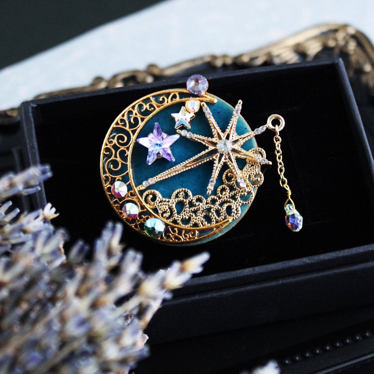 beads_radiant's tweet photo. 天体観測展に納品しました！

【🌙星月夜のブローチ】

夜空の欠片を、いつもそばに――

三日月と星々を閉じ込めた
天体モチーフのブローチです。

木製土台なので、
見た目よりも軽くつけやすいです✨

#天体観測展 https://t.co/MIUbTAJroD