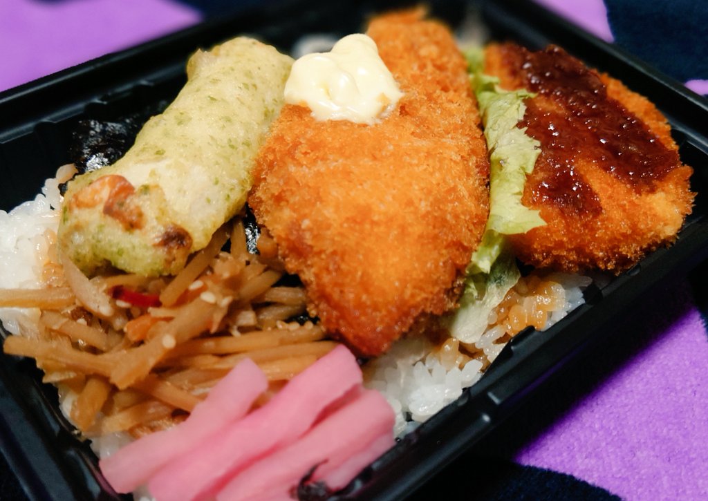 bluefox072's tweet photo. あーりん💓さんの生誕祭🎂…

俺っち😎の、バローの…

のり弁🍱を食べるよ、れにちゃん💜

 #しがない奇人
 #れにちゃん
 #佐々木彩夏生誕祭
 #俺なりの生誕祭💓 https://t.co/AcXbl1SbEu