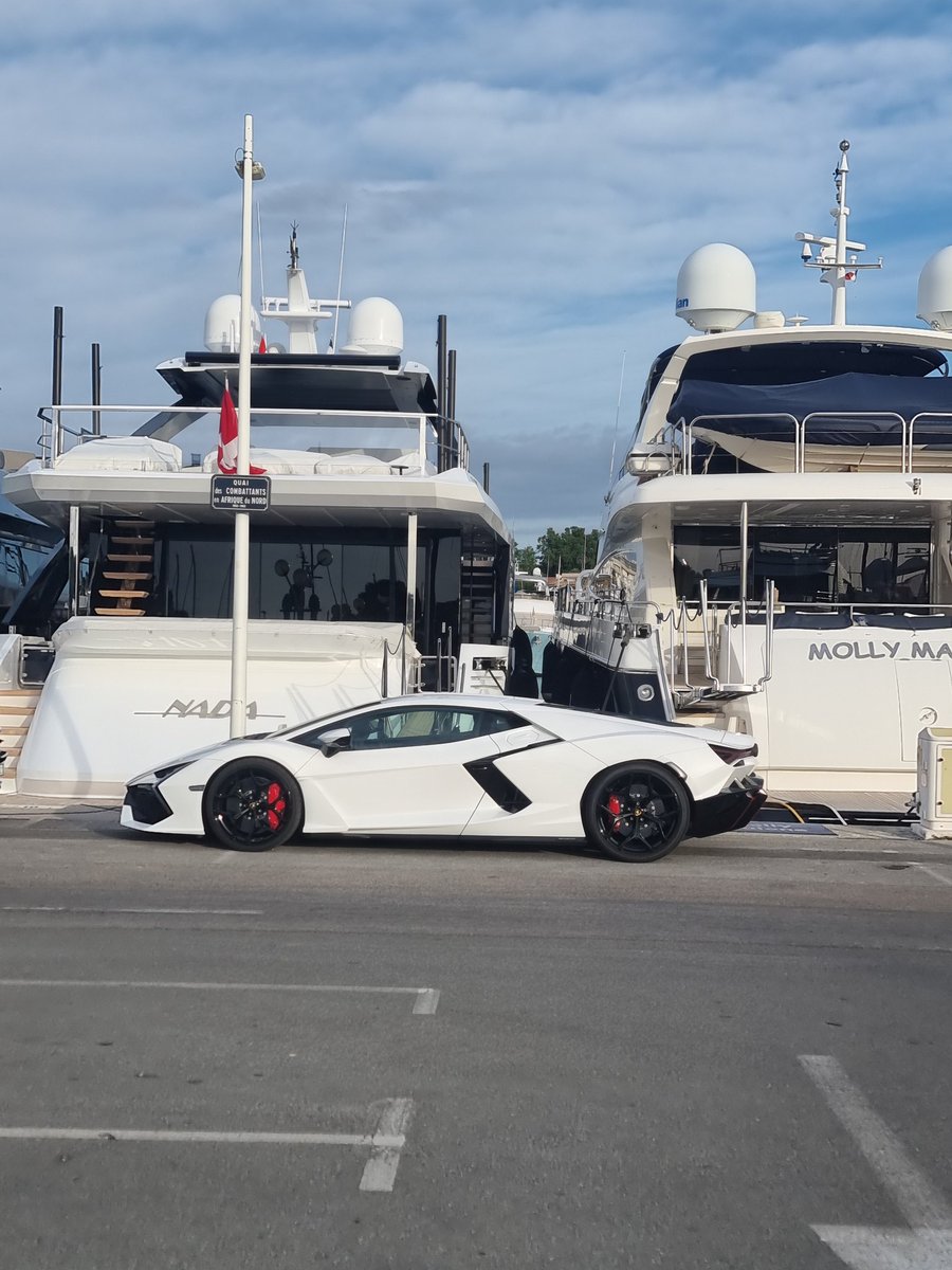 ItaliAuto's tweet photo. #Lamborghini  🇮🇹  Revuelto 
📷 Me https://t.co/oalBJ8lLWI