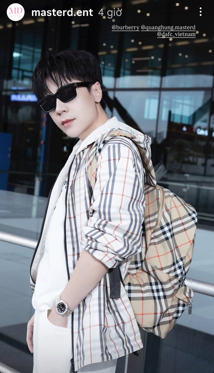 BePanda18155's tweet photo. Hình ảnh năng động, hiện đại kết hợp cùng hãng thời trang BURBERRY, khiến cả nghệ sĩ lẫn phụ kiện đều tỏa sáng khắp không gian.

MASTERD BURBERRY SUMMER 2026

#QuangHungMasterD
#MasterDxBurberryBKK26 https://t.co/OecpjM2aZs
