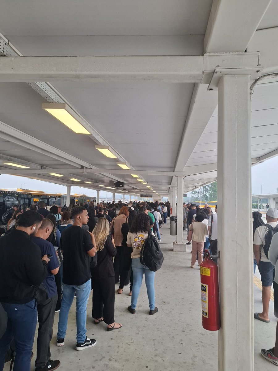 CharlesGeovani's tweet photo. @BRTMobiRio Olha a fila 52 @BRTMobiRio ajuda aí https://t.co/Th76HME1VE