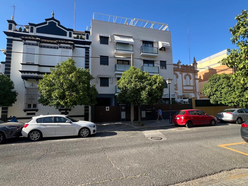 AdepaSevillaHca's tweet photo. Le hemos pedido a Urbanismo una reunión urgente. La Ciudad Jardín que diseñó Anibal González en Nervion, es hoy el ejemplo destructor de una arquitectura pauperrima obra de los muchos genios al servicio de la especulación que produce en serie la Escuela de Arquitectura https://t.co/g1s6viihbJ