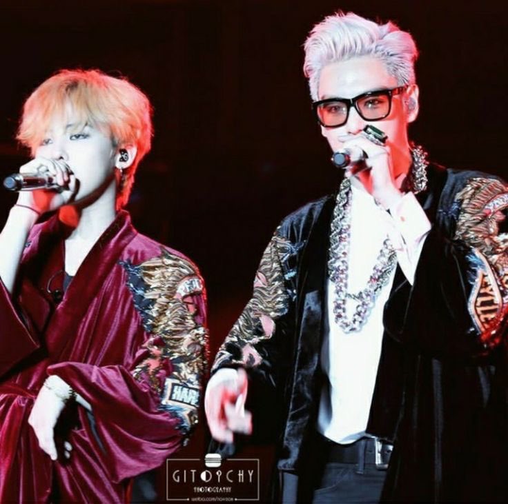 gtopcore's tweet photo. i think i have found out the reason why this picture looks so sexual, it's gd's robe being closed in a more feminine and prude way compared to top wearing it open in a more masculine and nonchalant way 👀
#gtop https://t.co/nifs95OGRB