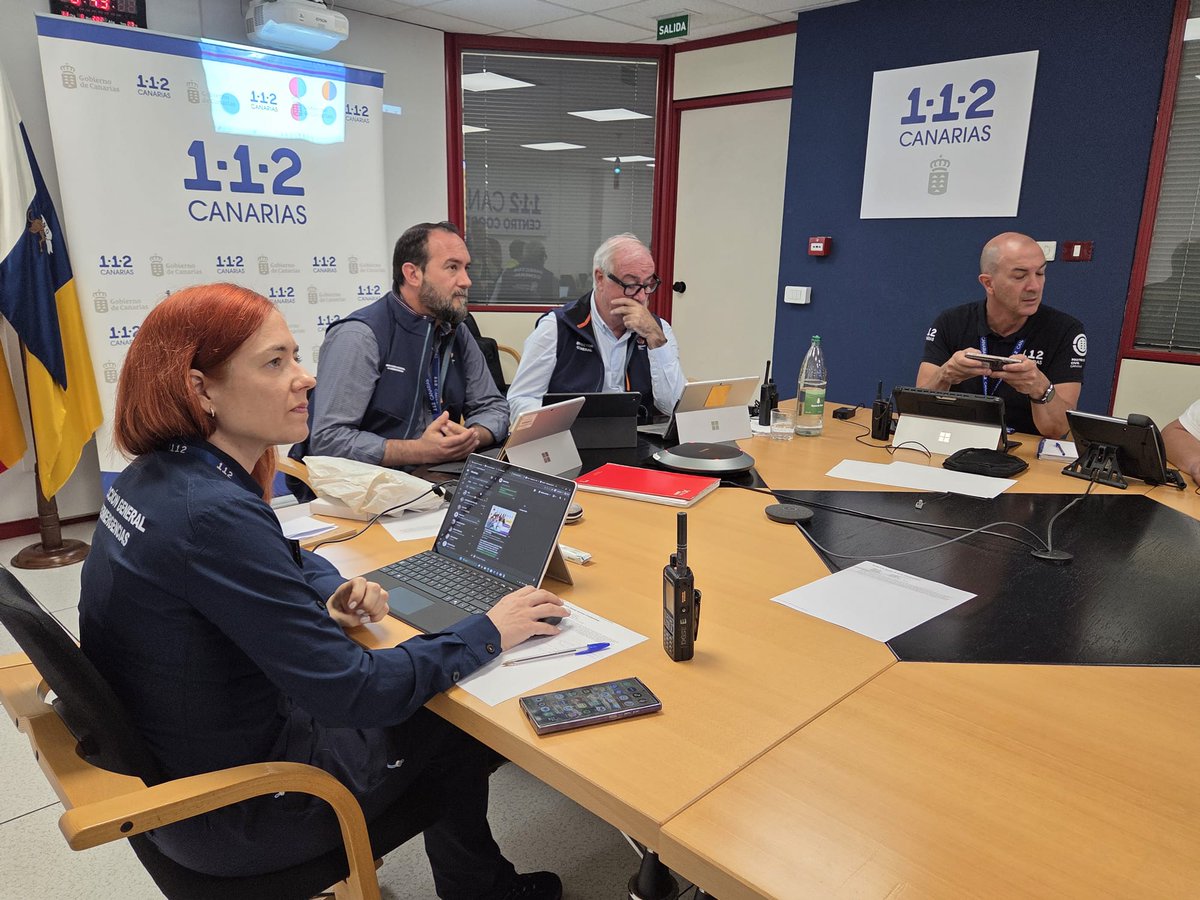 112canarias's tweet photo. @Pontifex @territoriocan_ ➡️El director general de Emergencias, Fernando Figuereo, la jefa de Protección Civil, Montse Román comprueban junto viceconsejero y al responsable del
@112canarias en Las Palmas que todo evolucione como está previsto  

➡️Están en conexión con el resto de puestos de coordinación https://t.co/NbxAIuEW62