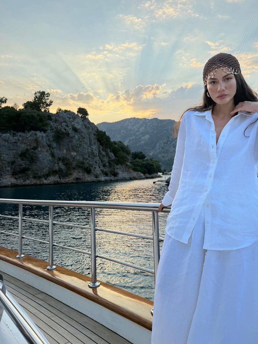 DeliGurdal4f's tweet photo. demet özdemir asaleti güzelliği karşısında saygı duruşuna geçtik https://t.co/wsOSKV5U7U