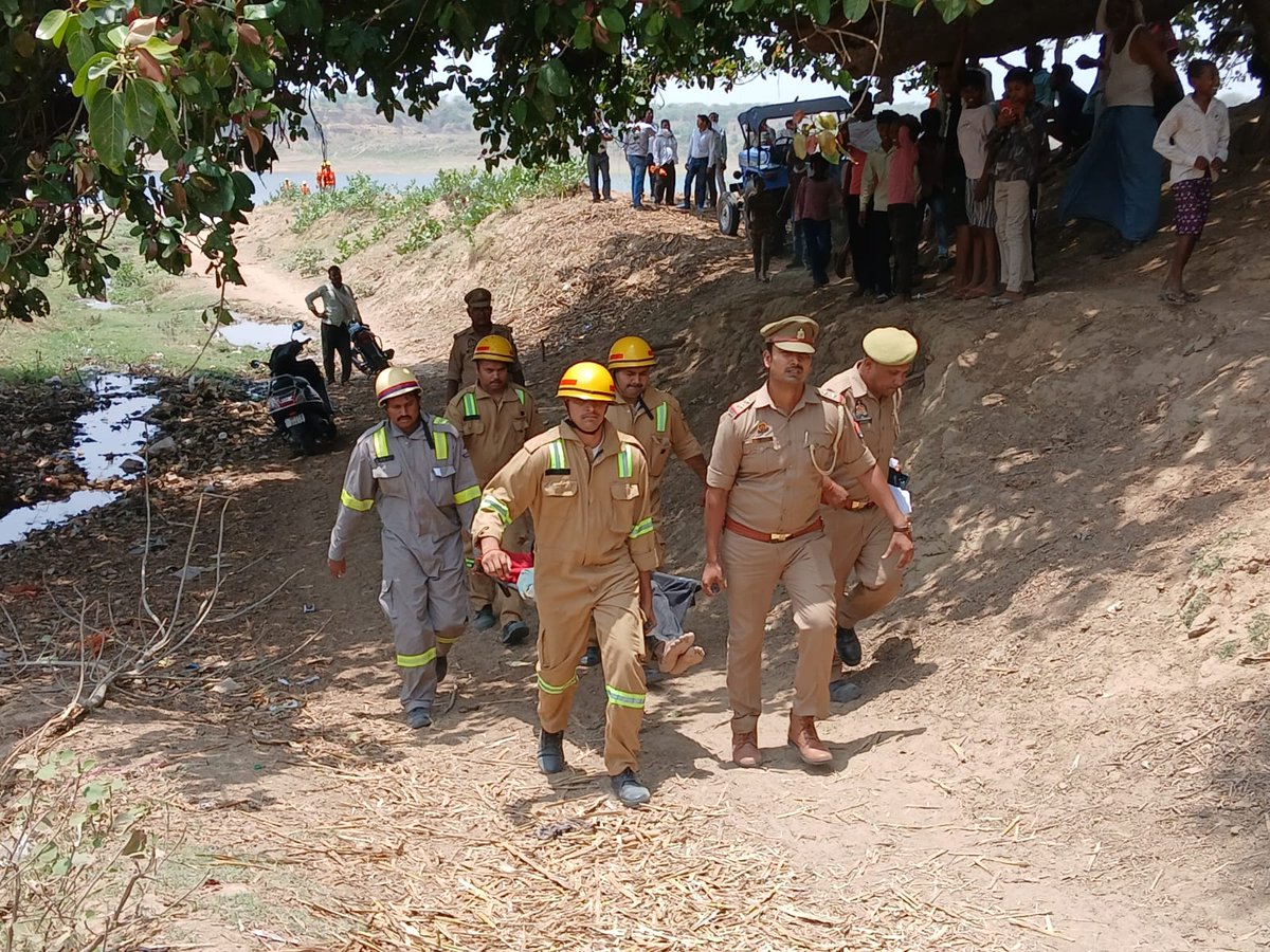 kanpurdehatfire's tweet photo. Fire team के द्वारा बुजुर्गों, बच्चों और दिव्यांगों, जो घर में फंस गए हों, को सुरक्षित स्थानों या राहत शिविरों  तक पहुँचाना ,जलभराव के बीच डूबे हुए रास्तों, नालों या खतरों की पहचान कर आम जनता को सुरक्षित रखना के सम्बन्ध में जानकारी दी गई जानकारी दी गई। https://t.co/J900UOrN0A