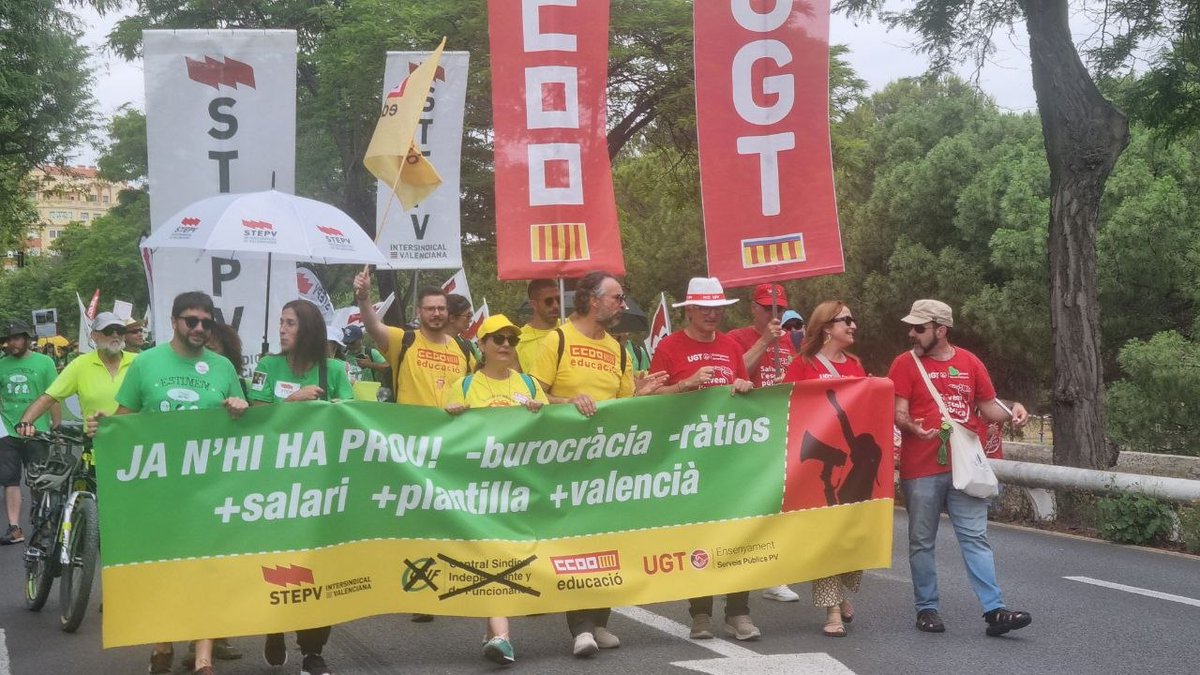 ccoopv's tweet photo. 📢En la manifestació de València per l'educació pública 🙌

💪Perquè la força acumulada en la vaga es traduïsca en millores reals per al professorat, l’alumnat i el conjunt de l’escola pública valenciana‼️

#lluitaréseducar https://t.co/tAYj9guW9Q