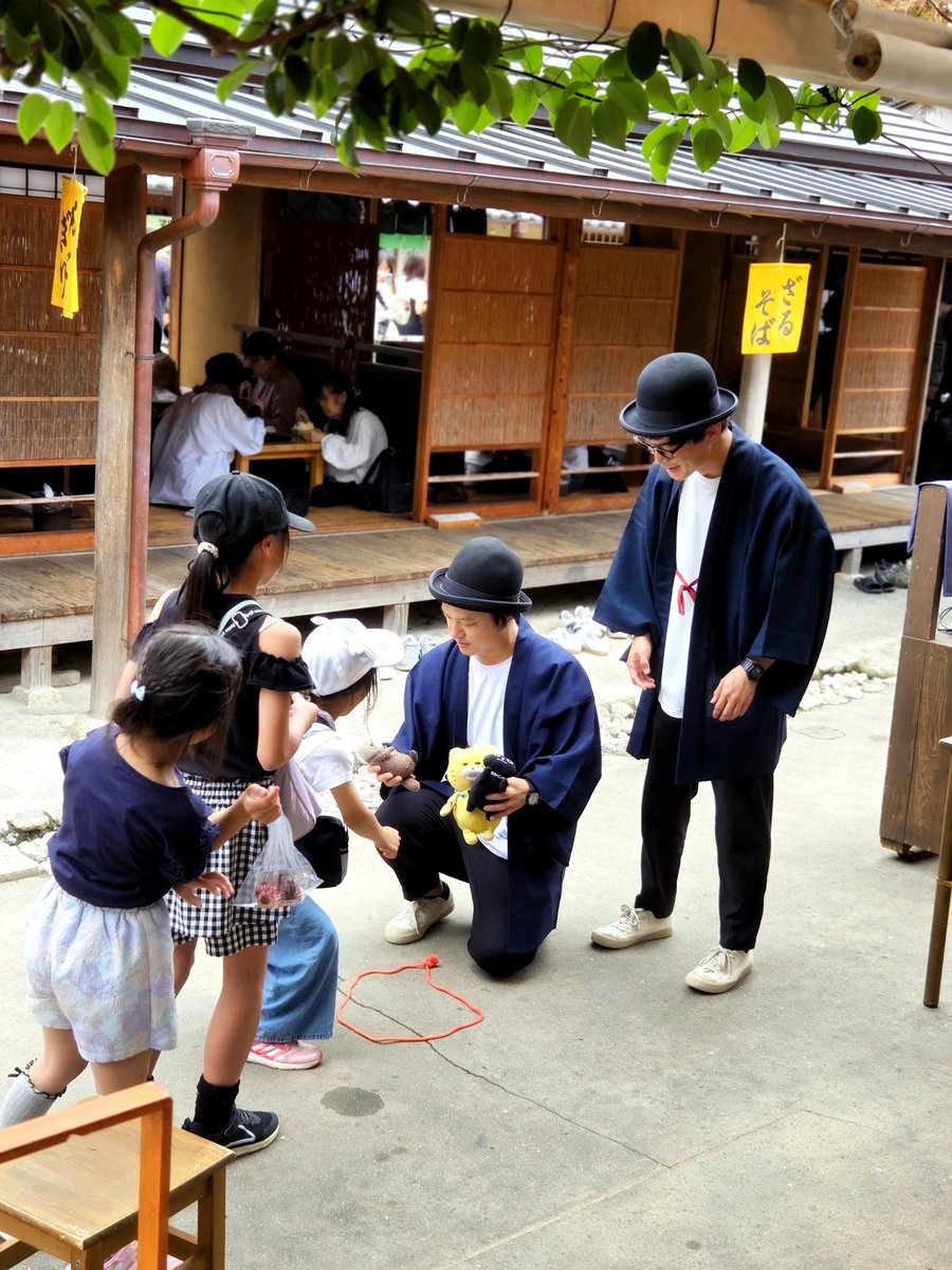 zeroko_jp's tweet photo. 伊勢・おかげ横丁夏まちまつりに出演しました。巨大な麩菓子、👍を送り続けてくれた女の子、「理論上は〜」とバイーンを分析する少年、どんどん出てくるぬいぐるみ達。みんなが楽しもうとする空気と、「おかえり」の声があたたかくて、今年もほっとする時間でした。ありがとうございました！ https://t.co/0ltHzEE3f6