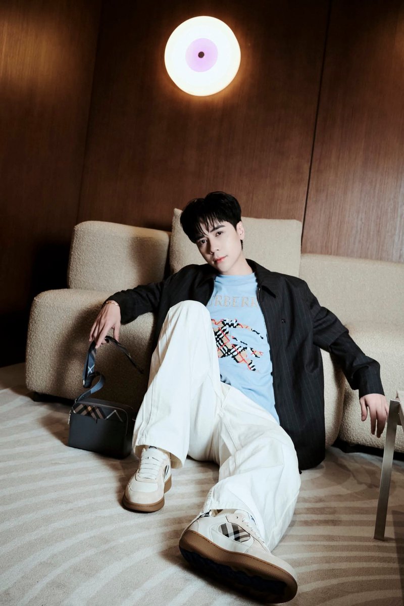 Tuyetthangmuoi's tweet photo. I'm speechless. He's incredibly handsome, and the outfit is just stunning.🥰🥰🥰

MASTERD BURBERRY SUMMER 2026
#QuangHungMasterD
#MasterDxBurberryBKK26 https://t.co/zHwzop03sO