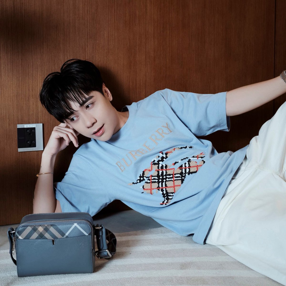 Tuyetthangmuoi's tweet photo. I'm speechless. He's incredibly handsome, and the outfit is just stunning.🥰🥰🥰

MASTERD BURBERRY SUMMER 2026
#QuangHungMasterD
#MasterDxBurberryBKK26 https://t.co/zHwzop03sO