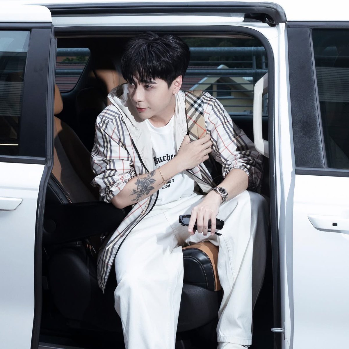 chothuexetd's tweet photo. Hot boy , thiếu gia , soái ca nhà bên Quang Hùng MasterD 
#QuangHungMasterD 
#MaáterDBurberryBKK26 https://t.co/qklddRB7q8