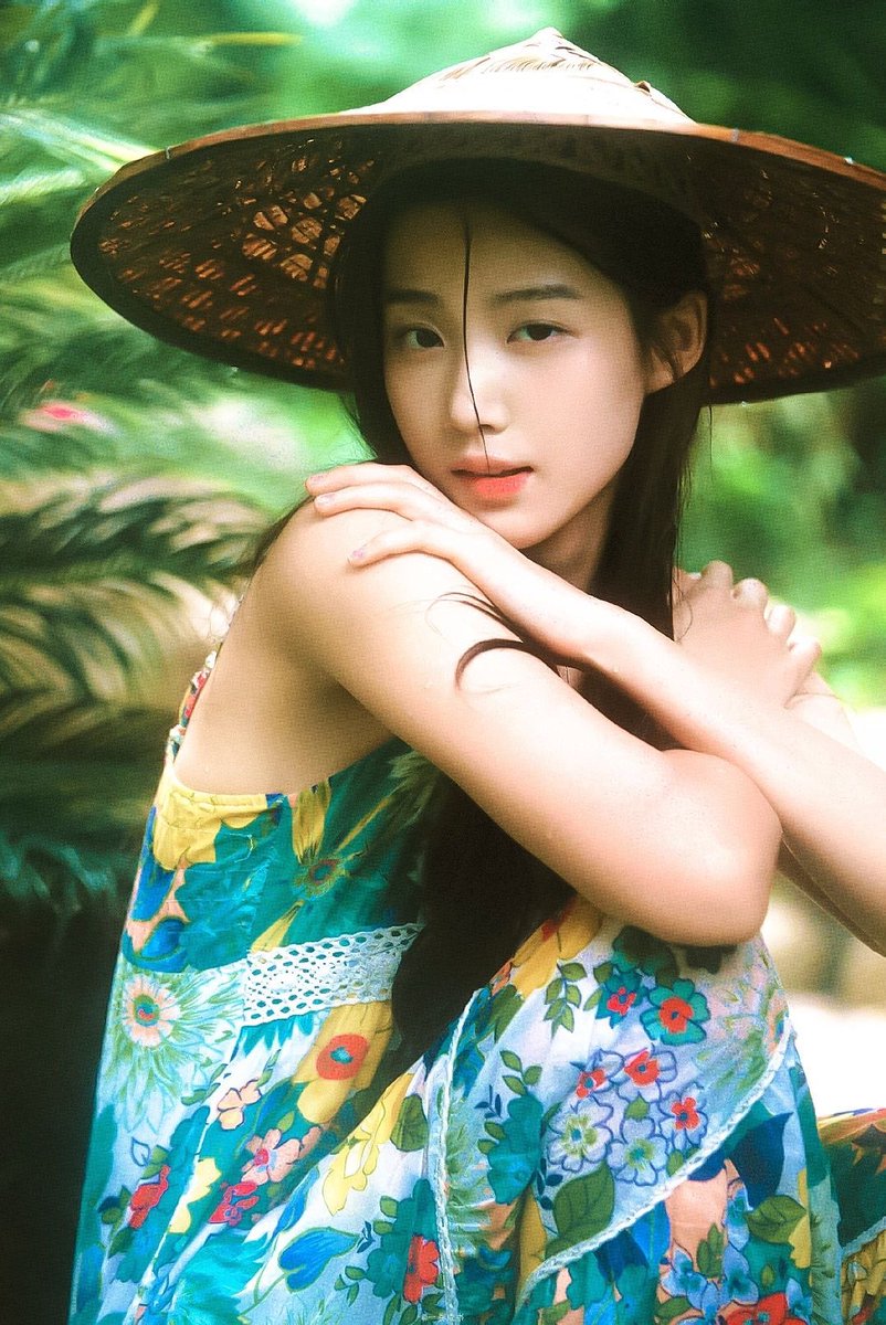 sptjnsx's tweet photo. The girl of my dreams 🌻🍃

#LuYixiao https://t.co/IzuW6c597z