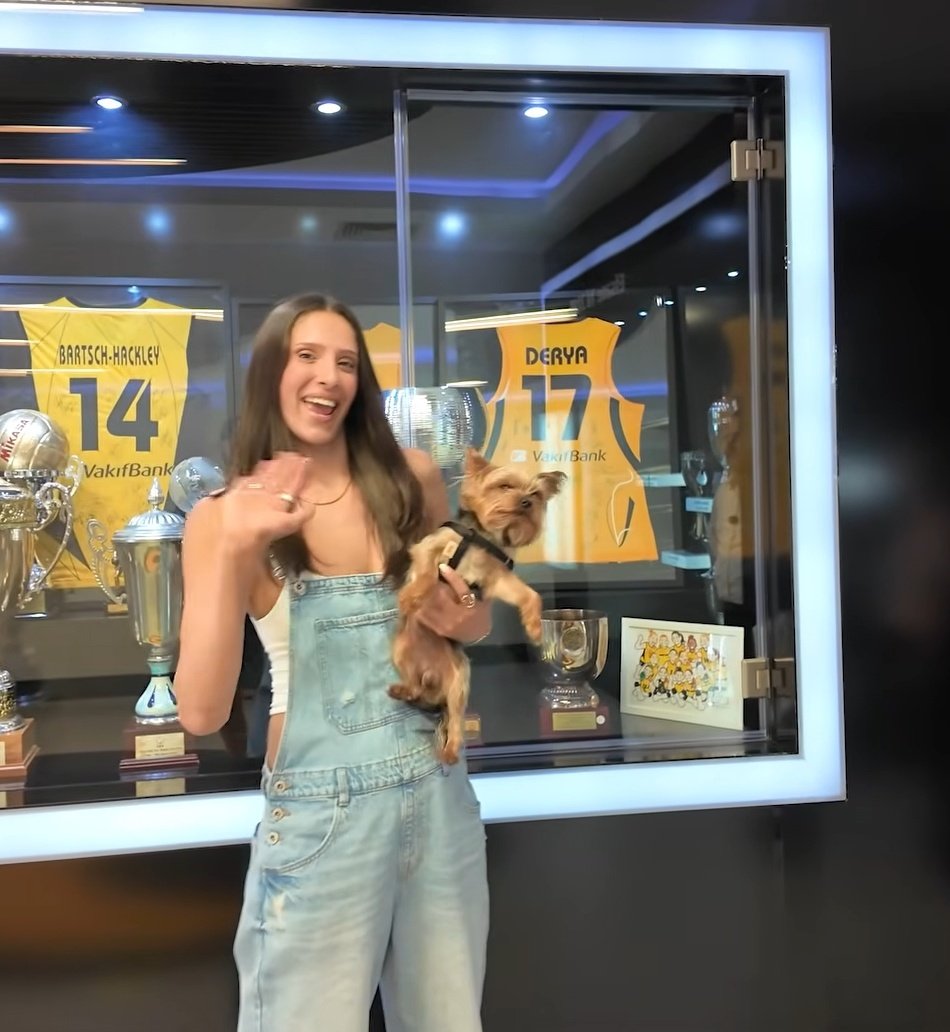 tanbelinaa's tweet photo. Derya'nın forması da asılmış çok duygulandım 🥹✨️ https://t.co/mBJ71iTp5r