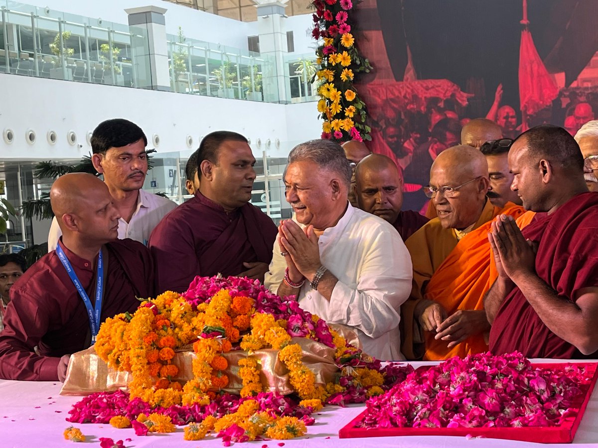 IbcWorldOrg's tweet photo. The Holy Relics of the Buddha’s two chief disciples,  Arahant Sariputta and Arahant Mahamoggallanna, arrived at Bhopal Airport on their way to Sanchi, accompanied by  Ven. Banagala Upatissa Thero, the custodian of the Holy Relics in Sanchi, and officials of IBC, New Delhi.
The Holy Relics were received by Shri @Indersinghsjp, Minister of Higher Education, Government of Madhya Pradesh, and Shri @shekhar_sheo, IAS, Additional Chief Secretary, Department of Tourism, Culture, Home and Religious Trusts & Endowments, Government of Madhya Pradesh.
#HolyRelicsInMongolia