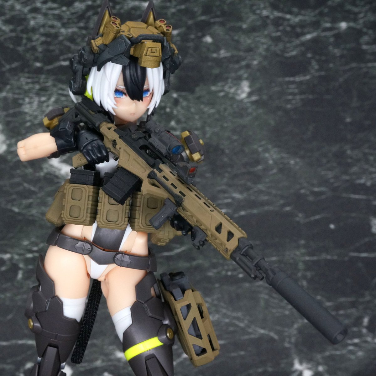 kizukiFaiz's tweet photo. 【告知】
「バトルライフル ルナーバサルト DXエディション」です
通常版の「ルナーバサルト」に追加パーツを同梱
パーツの組み合わせで印象が変わるカスタマイズが楽しめる構成を目指しました

6/14(日)開催の #AKG29 にて
「2F-F09  木月クラフト」で販売予定
よろしくお願いします！
 
#AKGARDEN https://t.co/NRVPXiDqpQ