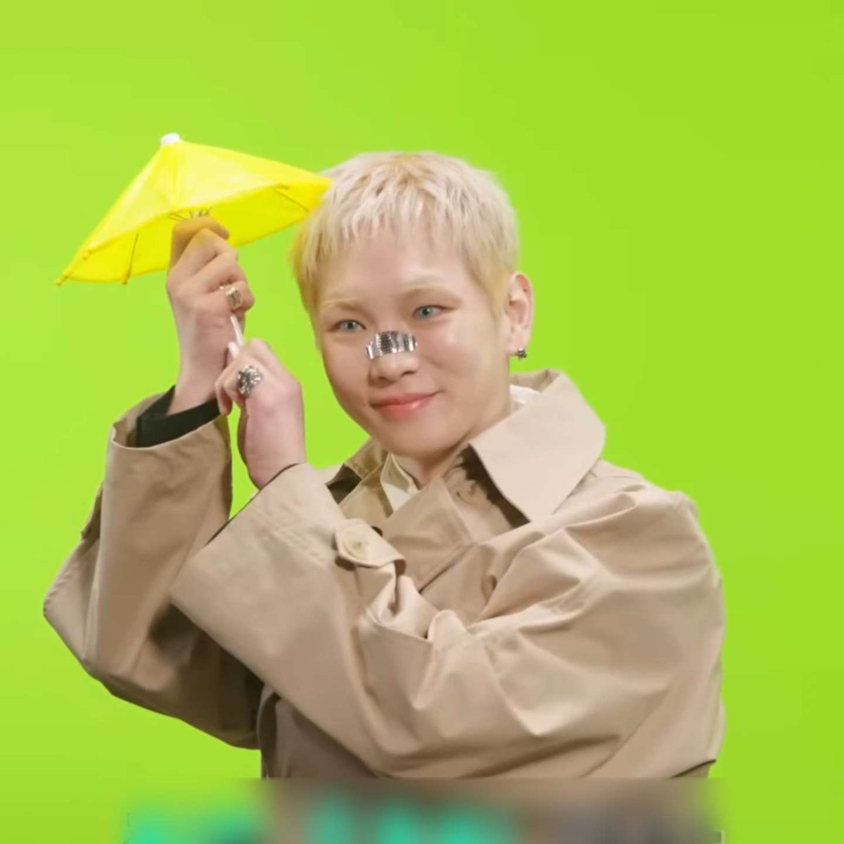 keep_dori's tweet photo. 가뜩이나 쪼깐한 우산인데 자꾸 옆으로 들어서
머리 하나 못 가리는 상태인거 넘 똑띨ㅋㅋㅋㅋㅋ https://t.co/MJjpTKqVf3