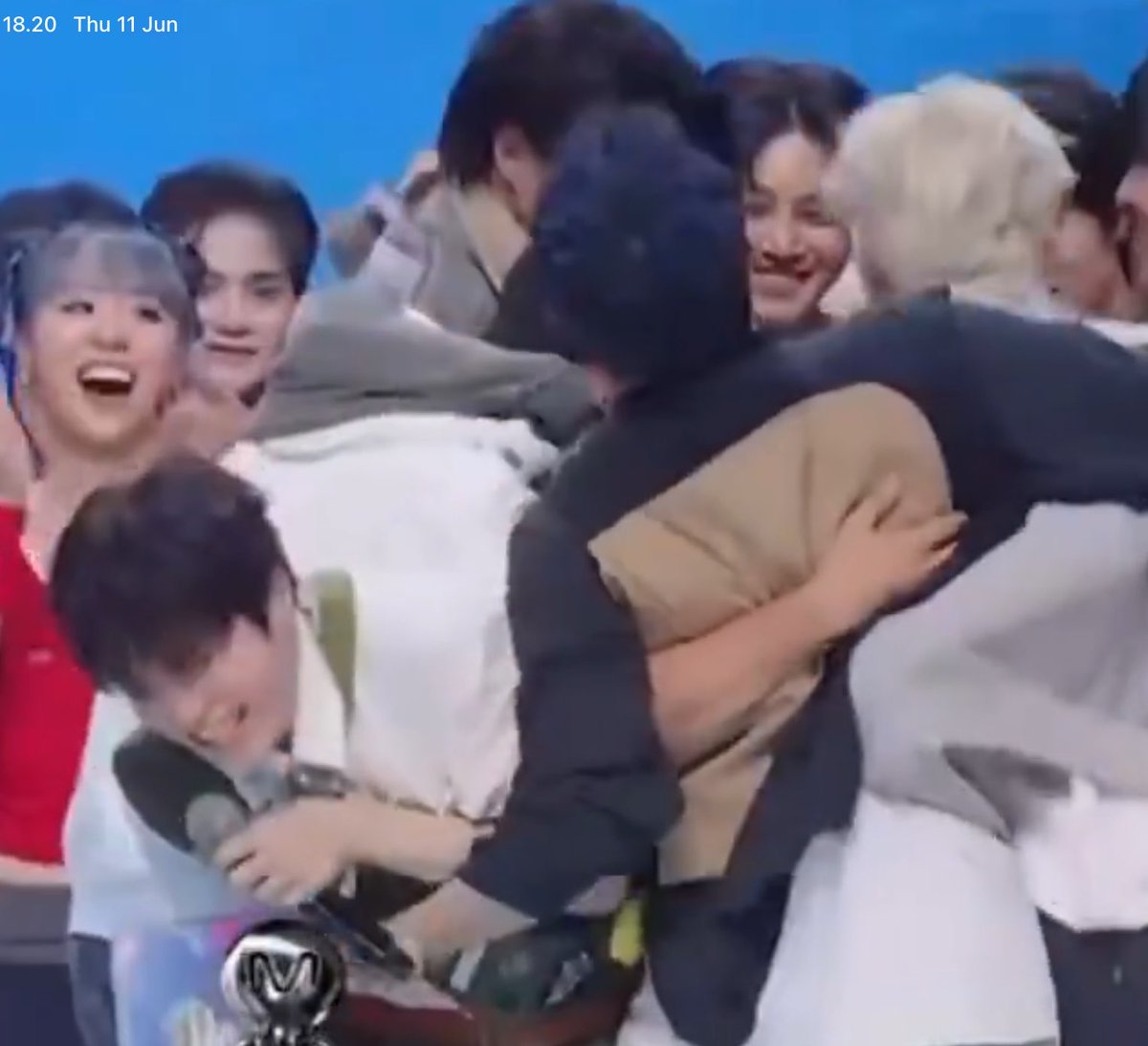 luvforsure00's tweet photo. BARU SADAR ADA ZAYYAN dia kan teume juga seneng bgt liat idol win depan mata semoga xodiac segera nyusul ya zayy🥹🥹🥹💗 https://t.co/DffmcwV9NE
