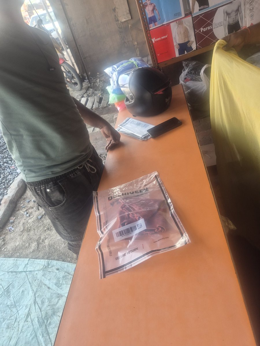 AcerNitin's tweet photo. @Meesho_Official , @Flipkart , @amazonIN , @delhivery , the person here have the same packets as delivery packet. He buys fake items from the shop and pack them into packet. After that he uses the id of same costumer who ordered. Then claims the refund into his own upi id. https://t.co/dJfmfmwdSS
