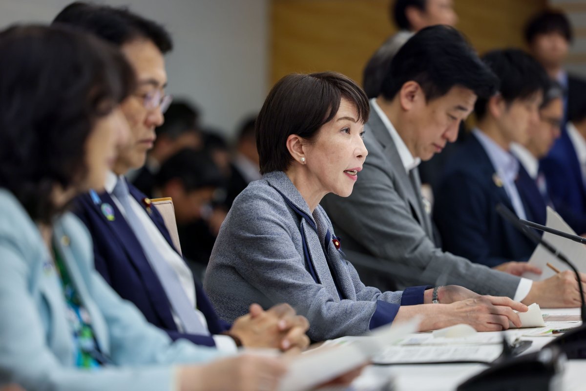 takaichi_sanae's tweet photo. 第10回となる「中東情勢に関する関係閣僚会議」を開催しました。

「原油の代替調達」については、中東や、先週にはアラスカからも到着した米国に加え、中南米､アジア太平洋、中央アジア、アフリカなどのほか､新たにカナダからの輸入が決まり、７月にはメキシコから初めて原油が届く予定であり、「原油調達先の多角化」が着実に進んでいます。

代替調達は、７月については、前年平月比で「約10割の調達」への回復に目途がつきました。
原油のホルムズ依存度が9割を超えていた我が国が、全量ホルムズ外から調達できるようになったことは、石油業界をはじめとした関係者のご努力の賜物です。

７月に必要となる原油量を上回る調達ができる見通しであることから、
５月に引き続き、６月も国家備蓄放出を行ないません。
その上で、８月以降は、保守的に、前年平月比75％の代替調達に止まると仮定しても、備蓄を活用することで、これまでの想定から１年程度延び、「2028年３月末」まで石油の安定供給が可能です。

「ナフサの価格」については、４月には、一時、１トンあたり1,000ドルを超え、中東情勢が生じる以前の２倍の水準にまで高騰していましたが、直近は、700ドル超と、「約1.2倍にまで下落」し、国際価格は落ち着いています。
ナフサ由来の化学製品を含む石油製品は、「年度を越えて」､供給継続が可能です。

「トルエン」や「キシレン」などについて、例年の需要の1.8倍の供給を可能とする仕組みを開始しましたが、既に、塗料・シンナーメーカーから「トルエンの増量の話に期待」「トルエン・キシレン増産のお陰もあってかシンナー確保に困ることは無くなった」といった声が届いています。
順次契約が進んでおり､早ければ18日には原料が届き､増産が始まる見通しです。

引き続き懸念の声がある「潤滑油」については、新たに、全ての業種を対象とした、主要潤滑油メーカーからの｢直接販売｣の仕組みを設け、昨日から開始しています。

ナフサ関連製品のスムーズな流通の早期実現にご協力いただける業界団体や企業を「目詰まり・偏り解消協力団体・企業」として、公表させていただき、そのネットワークを広げてまいります。

中東情勢の影響を受けている「中小企業・小規模事業者への資金繰り支援」については、「建築工事業」などを追加し、全業種の半分の583業種において、民間金融機関から融資を受ける際の信用保証について、限度額2.8億円の別枠を設け、本日から、全国の信用保証協会で相談を受け付けています。

必要とする事業者に資金繰りや雇用調整助成金による支援が行き届いているか的確に把握し、中小企業・小規模事業者支援に万全を期すよう、関係大臣に指示しました。

私は、今週6月13日から欧州を歴訪し、英国、イタリアの各首脳と首脳会談を行った後、フランスで開催されるＧ７サミットに出席します。

今回のサミットでは、現下の中東情勢に、最も大きな影響を受けているアジアの代表として、世界のエネルギー安全保障、とりわけ原油市場の安定に向けて、Ｇ７が主導すべき取組として、次の３つの原則を提案してまいります。
第一に、エネルギー安定供給に国際社会が協力して対処し、不当な輸出制限に反対し、自由で透明な貿易を確保すること。
第二に、既に我が国が先陣を切って推進している、アジアなどの石油備蓄強化の支援とＩＥＡとの連携の必要性。
第三に、中東など産油国と消費国との連携強化の必要性。
こうした提案を通じて、我が国が主導する「パワー・アジア」の理念を、国際社会へと広げてまいります。

（原油調達の動向）
https://t.co/RLpE2up61R
（潤滑油における直接販売スキームの新設）
https://t.co/PUviwzDzdp
（建設・住宅資材における地方支分部局連携による目詰まり改善の取組状況）
https://t.co/XAOFZxtOUF
（農林水産業・食品産業に関する「目詰まり対策」）
https://t.co/PbC5uy9qmR
（医療分野における品目別相談件数の推移）
https://t.co/LcS4RL522P
（供給の偏り・流通の目詰まりの解消案件）
https://t.co/PpJ4ZhA4vK