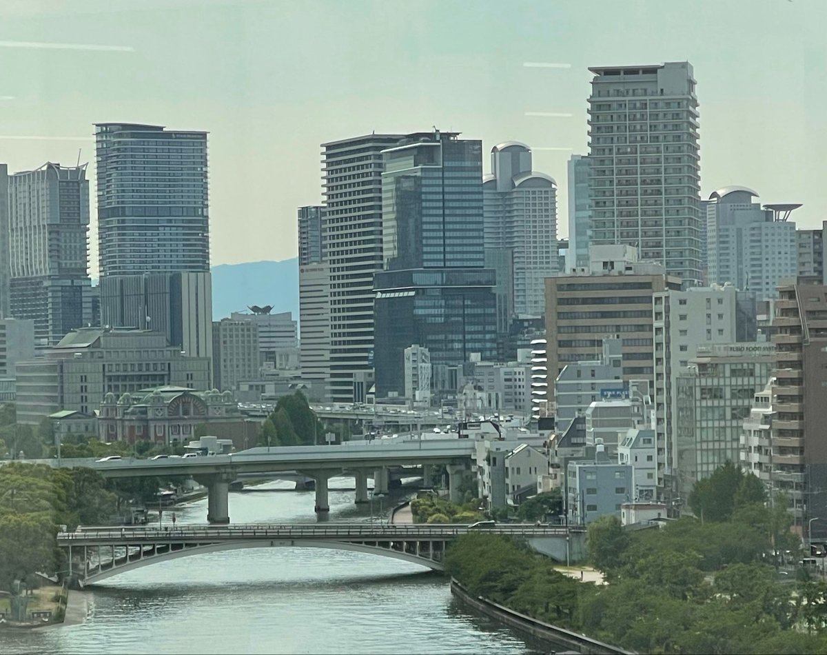 minoenoena's tweet photo. 東京ではエレベーターに乗ると、開け閉めボタンを速攻押してエレベーターを支配し時間短縮する私ですが、久しぶりに大阪の高層オフィスビルのエレベーター、一日中押し負けました。大阪の人せっかち過ぎる😂🛗 https://t.co/Zu6LMTa3s3