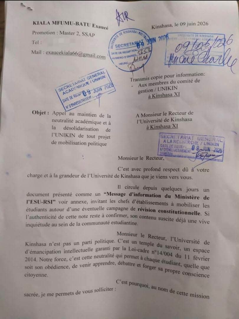 MrMADIKANI's tweet photo. #UNIKIN Un étudiant  saisi le recteur pour lui demander de désengager l'université dans la campagne de modification de la constitution. L'université est apolitique. https://t.co/apw3i91bFb