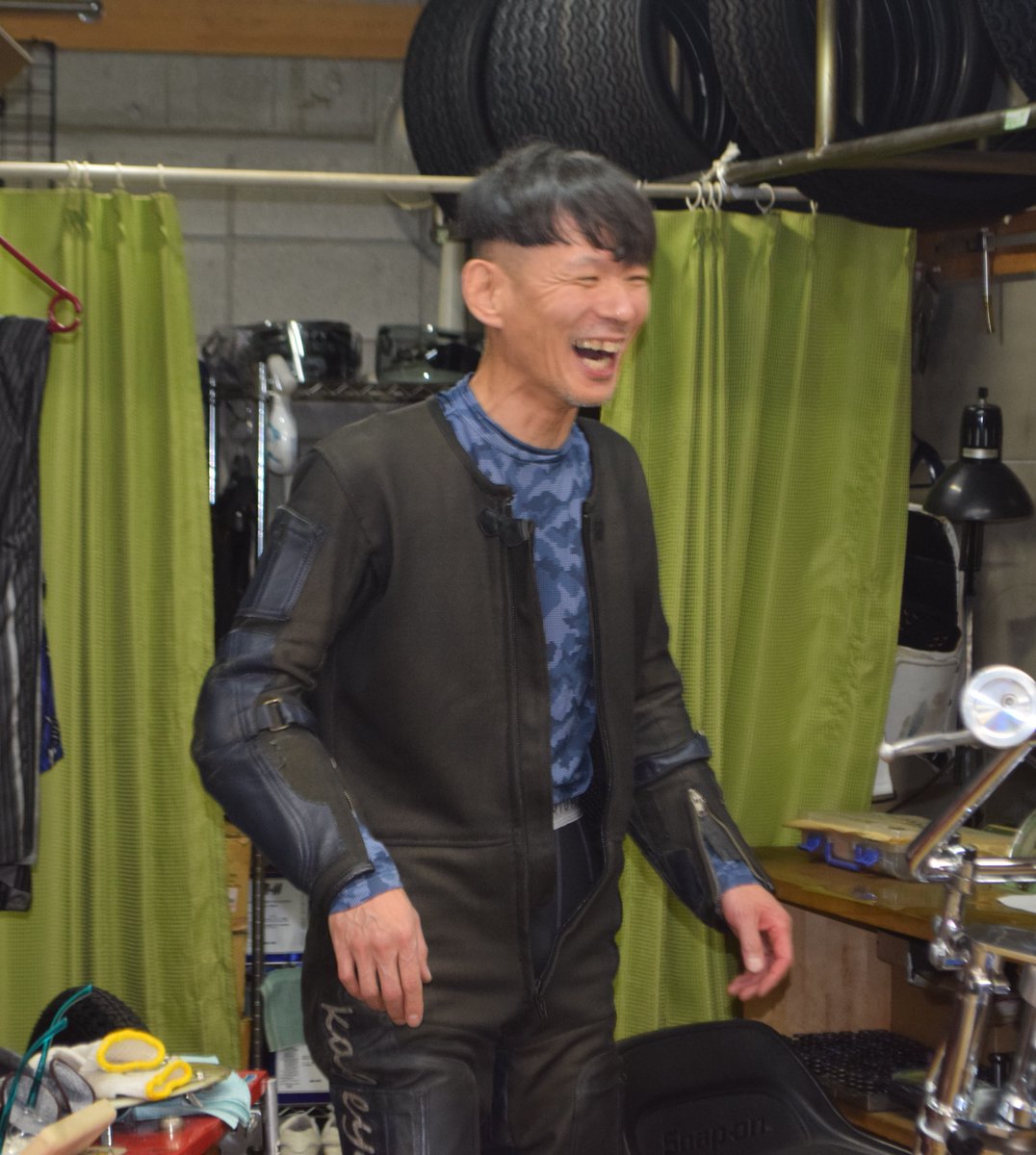 sponichiauto's tweet photo. 【#川口オート G2 #川口記念】

11Rは快スタートを決め、中盤は先頭で踏ん張った #影山伸 が2着。「すげえな」「タイヤは何だ」と周囲のヤイノヤイノに最高の笑顔で「みんなバラバラにしゃべるな！」。朝練ではひと息だったが「何とか間に合った。いやー疲れた」とうれしそう

#スポニチ #オートレース https://t.co/ovPcWErCGE