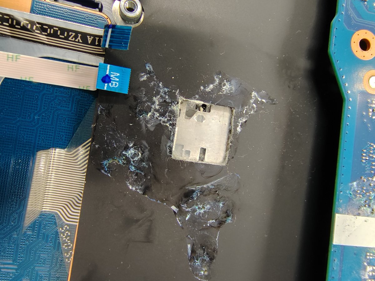 sd24_hiroshima's tweet photo. LIFEBOOKの水没修理

キーボード右あたりから水をこぼされ💦電源が入らない状態です
基板が青白く腐食いている状態です

分解し、マザーボードの表裏面の薬剤洗浄と乾燥を５回施し、再度組み立てます

無事電源が入り、起動できました🌼

#水没修理　#パソコン修理 　#広島紙屋町 https://t.co/niIckYpOzs
