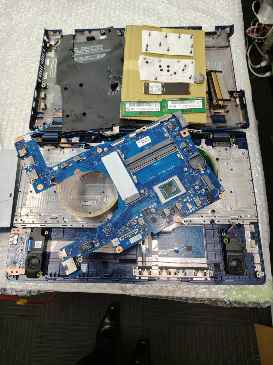 sd24_hiroshima's tweet photo. LIFEBOOKの水没修理

キーボード右あたりから水をこぼされ💦電源が入らない状態です
基板が青白く腐食いている状態です

分解し、マザーボードの表裏面の薬剤洗浄と乾燥を５回施し、再度組み立てます

無事電源が入り、起動できました🌼

#水没修理　#パソコン修理 　#広島紙屋町 https://t.co/niIckYpOzs