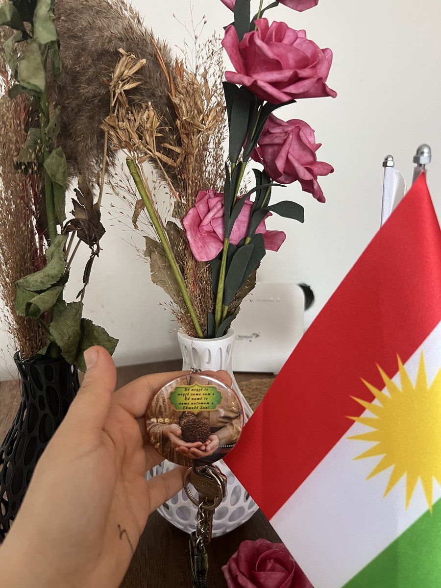 Keybanu_Erts's tweet photo. Eşq e ku mutribê dila ye
Eşq e ku murşidê rîya ye

Eşq e ku qedîfe ye û xelat e
Eşq e ku dermanê her birat e…

🌹 https://t.co/5Cf4OkodHx