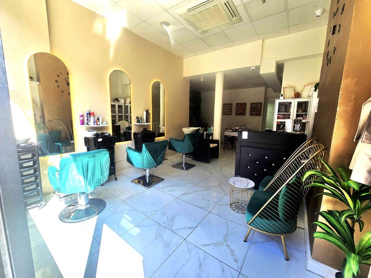PaviourPS's tweet photo. HAIR &amp; BEAUTY SALON WITH HIGH INCOME SUBLET
CENTRAL LONDON - RENTAL INCOME £43,200 P/A, ESTABLISHED OVER 15 YEARS - TWO STOREY PREMISES WITH 3 X CUTTING &amp; 2 X BEAUTY ROOMS 2 X NAIL 2 X PED &amp; MORE
PRIME CENTRAL LONDON SPOT

REDUCED TO JUST £39,995 LEASEHOLD + SAV https://t.co/IlumkSIJGs