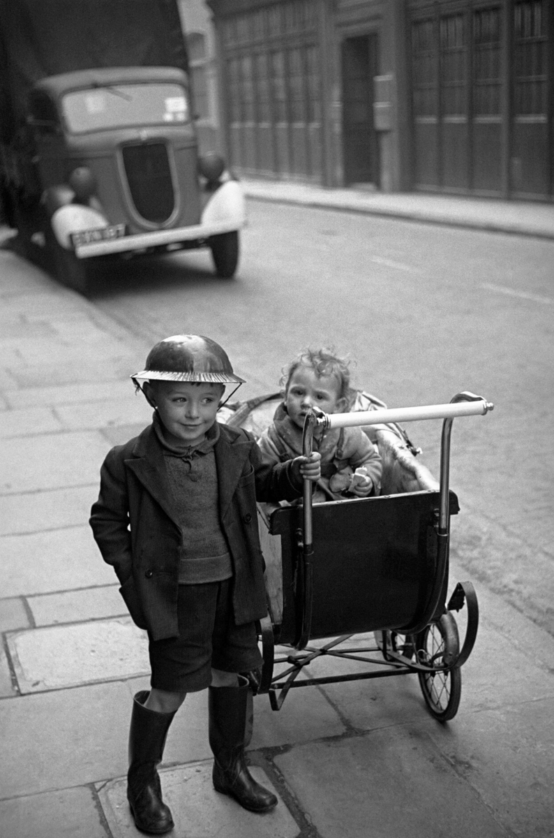 20thCenturyHub's tweet photo. Two children pictured on a street in London during The Blitz of World War II, 1940.

Photo by George Rodger. https://t.co/N79RKcqOND