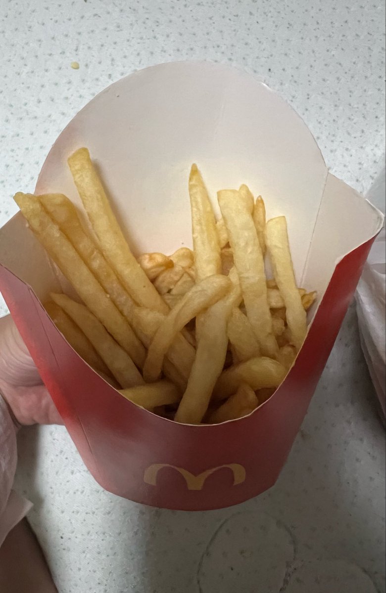 Maple05mepu's tweet photo. マクドのポテトG流石に酷くない？？
Lより少ないのでは(´･ω･`) https://t.co/y5VM4jIi3R