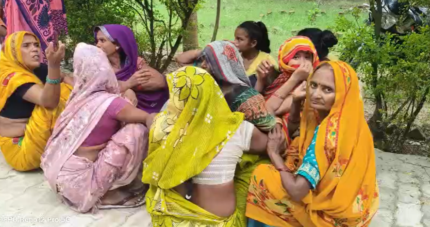 bstvlive's tweet photo. सीतापुर: टाटा मैजिक व बाइक में टक्कर

➡️बाइक सवार एक युवक की मौत
➡️बाइक पर बैठे एक युवक को लगी चोट
➡️हादसे के बाद चालक वाहन सहित फरार
➡️संदना थाना क्षेत्र के रालामऊ का मामला

#Sitapur #RoadAccident #TataMagic @sitapurpolice @Uppolice https://t.co/KQJT6ylrTx