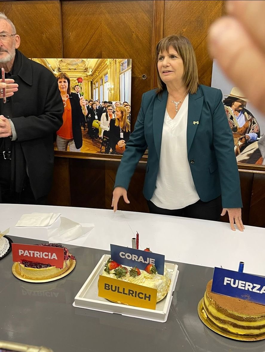 Lapatoneta1's tweet photo. Feliz cumpleaños a la mejor ministra de seguridad de la historia y una de las mejores políticas que tiene este país @PatoBullrich .
Gracias por salvar el país junto a @JMilei . https://t.co/4YRQQ1cEAU
