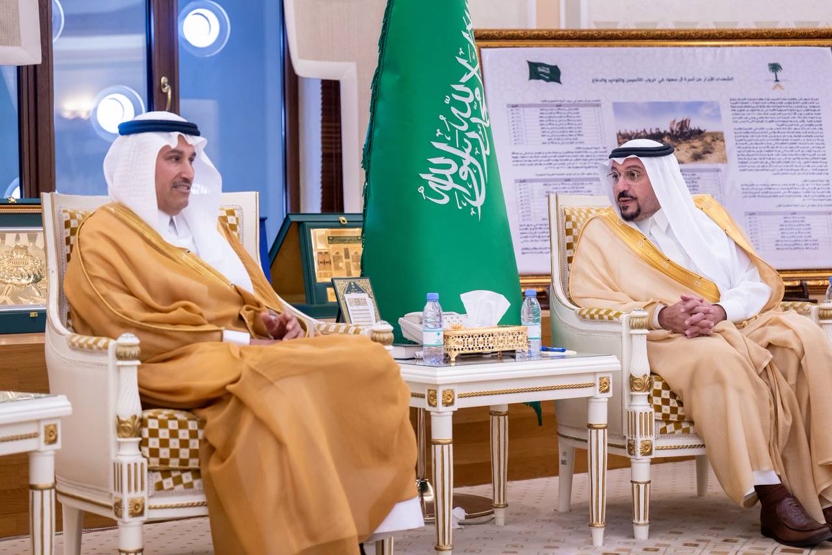 EmarahAlQassim's tweet photo. نوّه سموه بما يحظى به قطاع النقل والخدمات اللوجستية من دعم واهتمام من القيادة الرشيدة -أيدها الله-، وما يشهده من تطور متسارع أسهم في تعزيز كفاءة البنية التحتية..

سمو #أمير_منطقة_القصيم بحضور سمو نائبه ، يستقبل معالي وزير النقل والخدمات اللوجستية المهندس صالح الجاسر. https://t.co/vjartpflVO