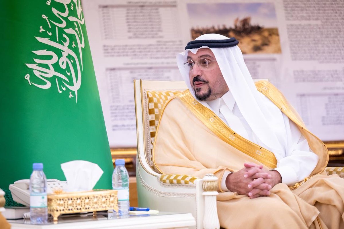 EmarahAlQassim's tweet photo. نوّه سموه بما يحظى به قطاع النقل والخدمات اللوجستية من دعم واهتمام من القيادة الرشيدة -أيدها الله-، وما يشهده من تطور متسارع أسهم في تعزيز كفاءة البنية التحتية..

سمو #أمير_منطقة_القصيم بحضور سمو نائبه ، يستقبل معالي وزير النقل والخدمات اللوجستية المهندس صالح الجاسر. https://t.co/vjartpflVO