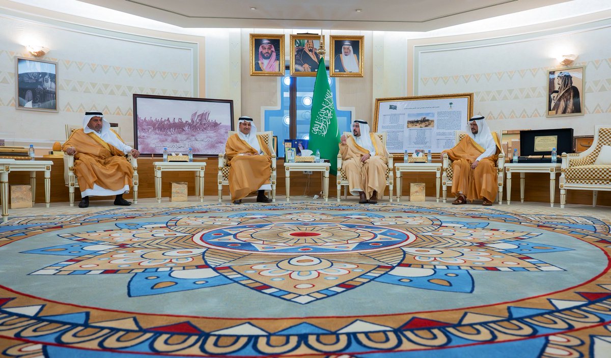 EmarahAlQassim's tweet photo. نوّه سموه بما يحظى به قطاع النقل والخدمات اللوجستية من دعم واهتمام من القيادة الرشيدة -أيدها الله-، وما يشهده من تطور متسارع أسهم في تعزيز كفاءة البنية التحتية..

سمو #أمير_منطقة_القصيم بحضور سمو نائبه ، يستقبل معالي وزير النقل والخدمات اللوجستية المهندس صالح الجاسر. https://t.co/vjartpflVO