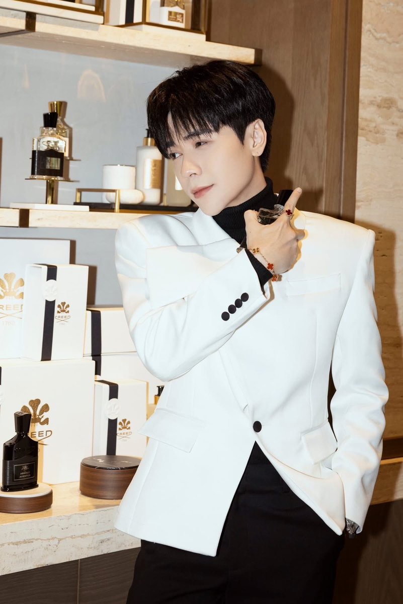 hdhhxvfzi's tweet photo. Chỉ trong 10 ngày, Quang Hùng MasterD liên tiếp xuất hiện cùng những luxury brand hàng đầu thế giới như Creed, Burberry và Chopard 🤟
#QuangHungMasterD
#MasterDxBurberryBKK26
#MasterDxCREED
#MasterDxChopard https://t.co/AV2la92Sr3