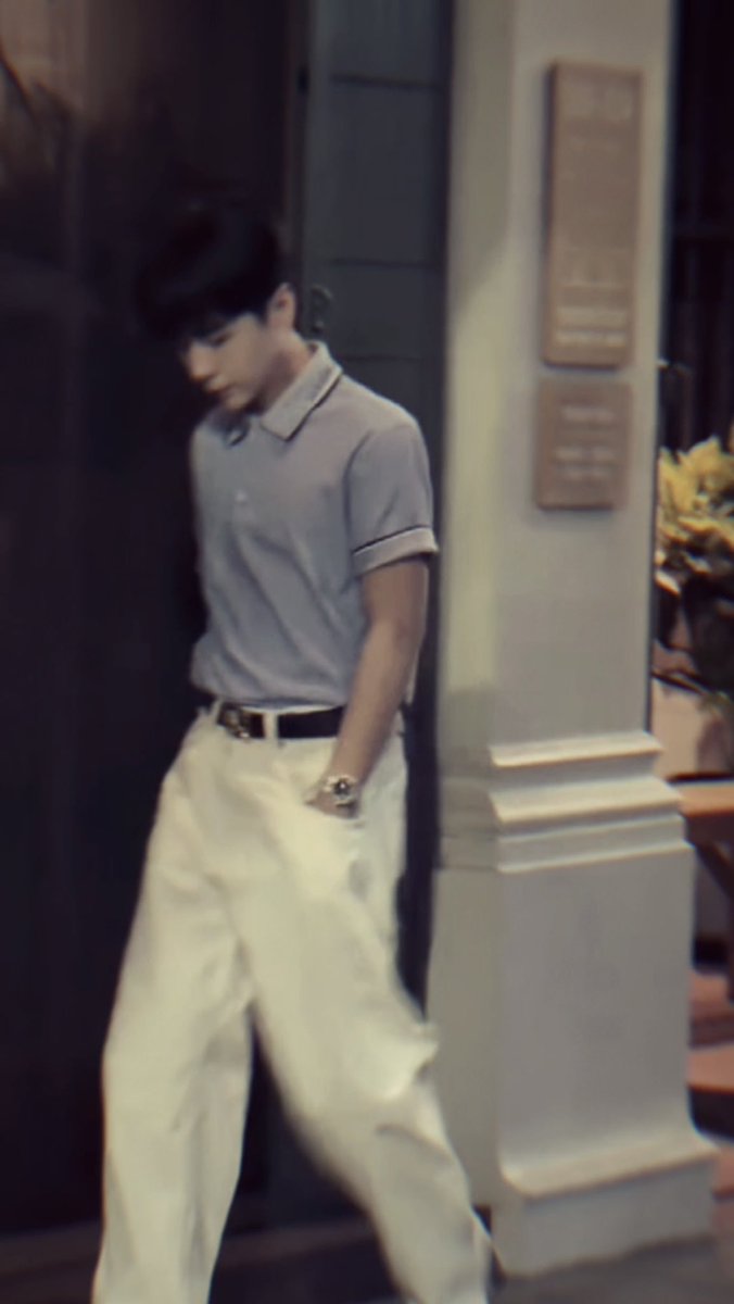 camie_llly's tweet photo. The photo quality may be low, but Quang Hùng MasterD's visuals, aura, and Burberry outfit are still shining through

MASTERD BURBERRY SUMMER 2026 #QuangHungMasterD #MasterDxBurberryBKK26 https://t.co/7Fz1aeXnzV