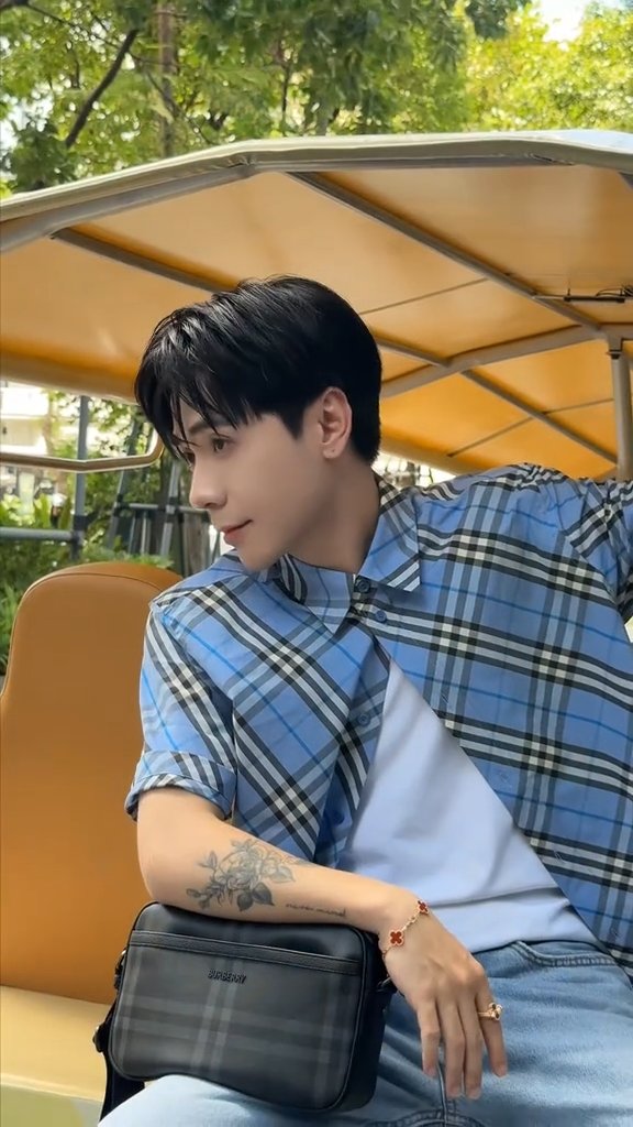 Teatea17_'s tweet photo. Trai đẹp bên xe tuktuk
MASTERD BURBERRY SUMMER 2026
#QuangHungMasterD
#MasterDxBurberryBKK26 https://t.co/2fB0fEQe35