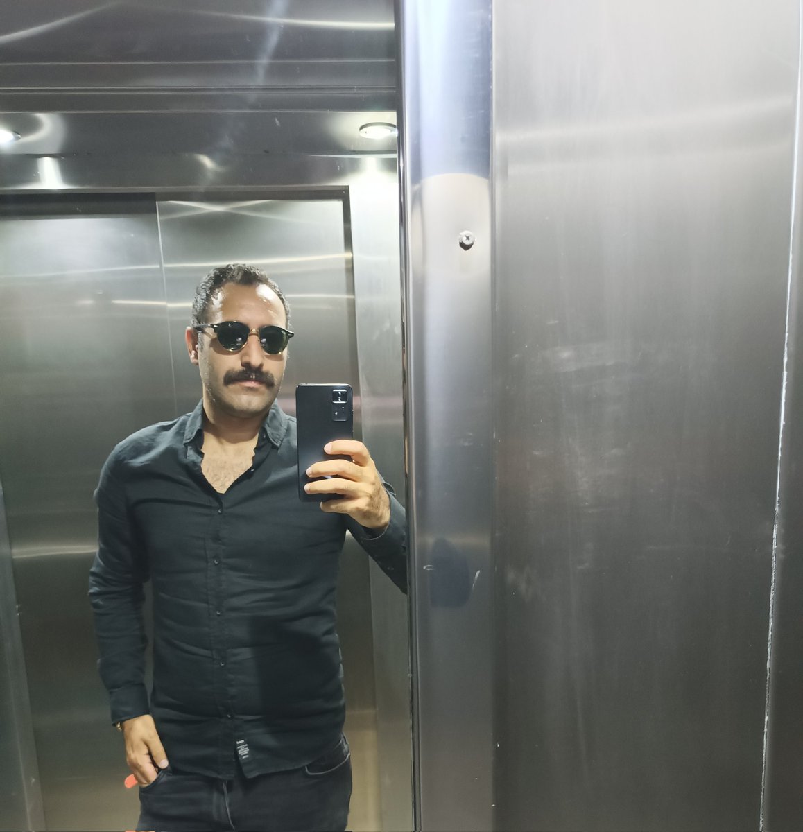 Merxas1244's tweet photo. 🌍"Geleceğim.
ve her duvarın başına bir karanfil dikeceğim.
her pencerenin altında bir şiir okuyacağım.
her kargaya bir çam vereceğim.
yılana diyeceğim ki: kurbağa nasıl da fiyakalı ama!
barıştıracağım.
tanıştıracağım.
yol alacağım.
ışık içeceğim.
seveceğim."💭 https://t.co/PMvbIYvYGt