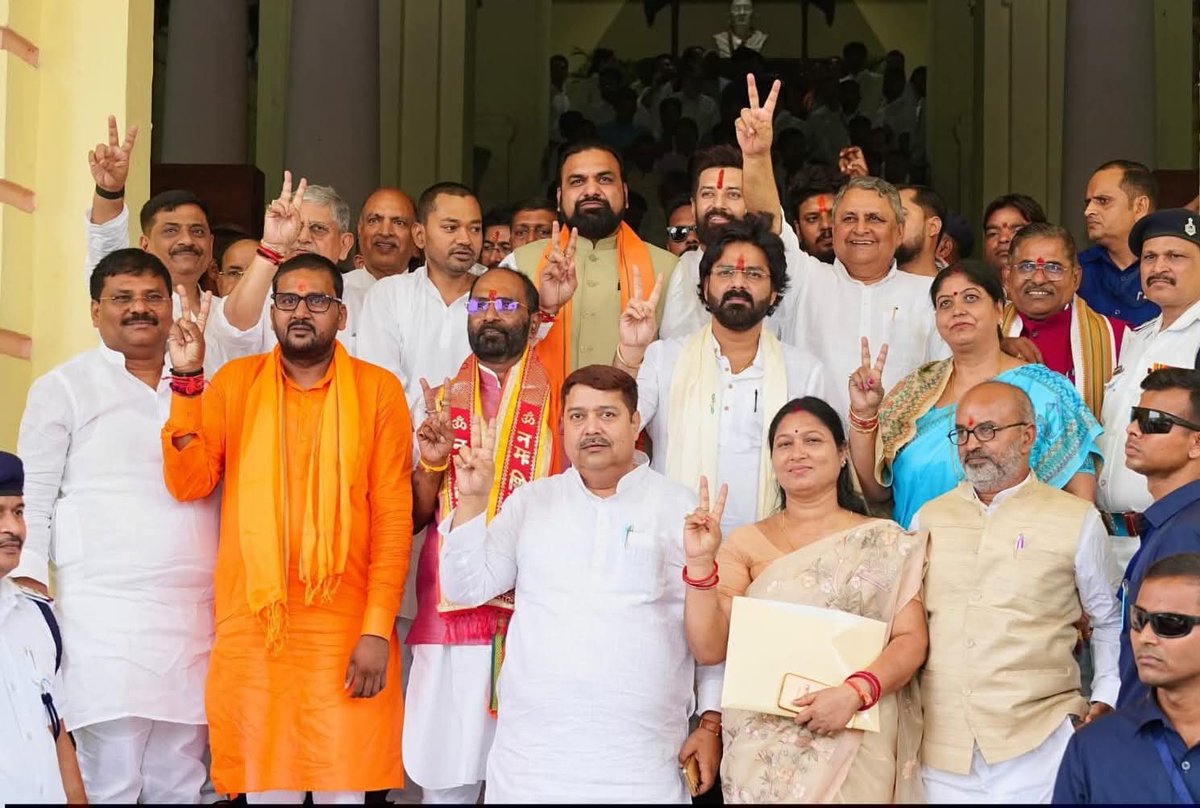 SanjayJhaBihar's tweet photo. बिहार विधान परिषद के चुनाव एवं उपचुनाव 2026 में निर्विरोध नवनिर्वाचित NDA के सभी माननीय सदस्यगण #JDU के श्री निशांत, डॉ. भारती मेहता, श्रीमती शिवरानी देवी प्रजापति और श्री ललन प्रसाद; #BJP के डॉ. संजय मयूख, श्री पवन सिंह, श्री अनिल कुमार ठाकुर और श्रीमती शीला पंडित; तथा #LJPR के जनाब अशरफ अंसारी को हार्दिक बधाई एवं शुभकामनाएं।

बिहार में न्याय के साथ विकास, सुशासन एवं जनकल्याण के NDA की डबल इंजन सरकार के संकल्पों को आप सभी निरंतर मजबूती प्रदान करेंगे, इसी विश्वास के साथ आपके सफल एवं उज्ज्वल कार्यकाल की कामना करता हूं। 💐

#BiharMLCElection #MLCElection #Bihar