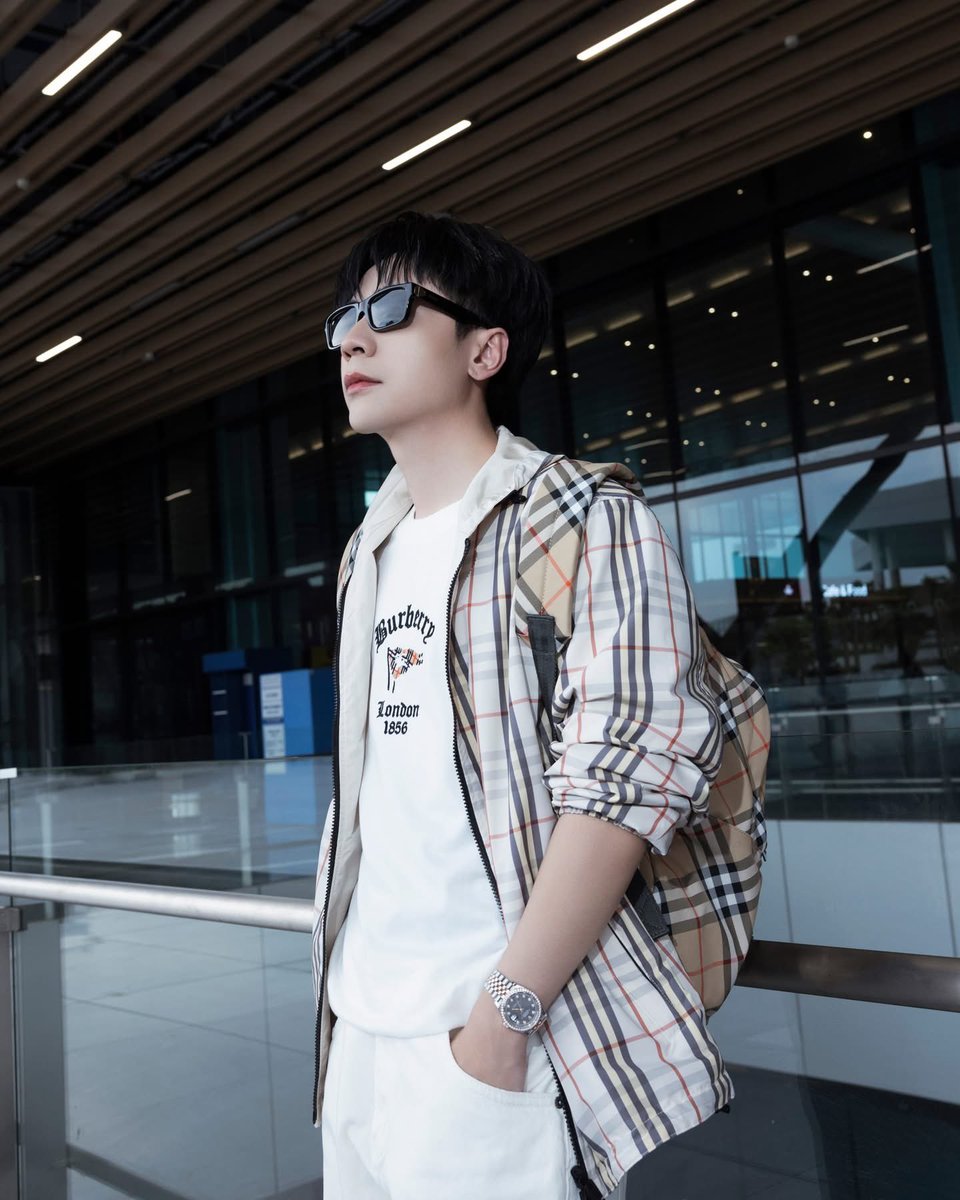 PhoneiuMuzik's tweet photo. Tongtai Quang Hùng MasterD siêu đẹp trai, trẻ trung và năng động trong trang  phục Burberry 
MASTERD BURBERRY SUMMER 2026
#QuangHungMasterD
#MasterDxBurberryBKK26 https://t.co/LG1e1yHYGJ