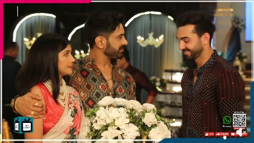 tellychakkar's tweet photo. Dr. Aarambhi | On Location | Raj ने छेड़ी अपने अतीत की बात भड़क उठा Manmeet का पति
.
.
.
Video here : https://t.co/3WK3FY0ITc
.
#DrAarambhi #DrAarambhiUpdate #DrAarambhiSpoilers #ColorsTV #ColorsSerial https://t.co/9Fgt42NjQv