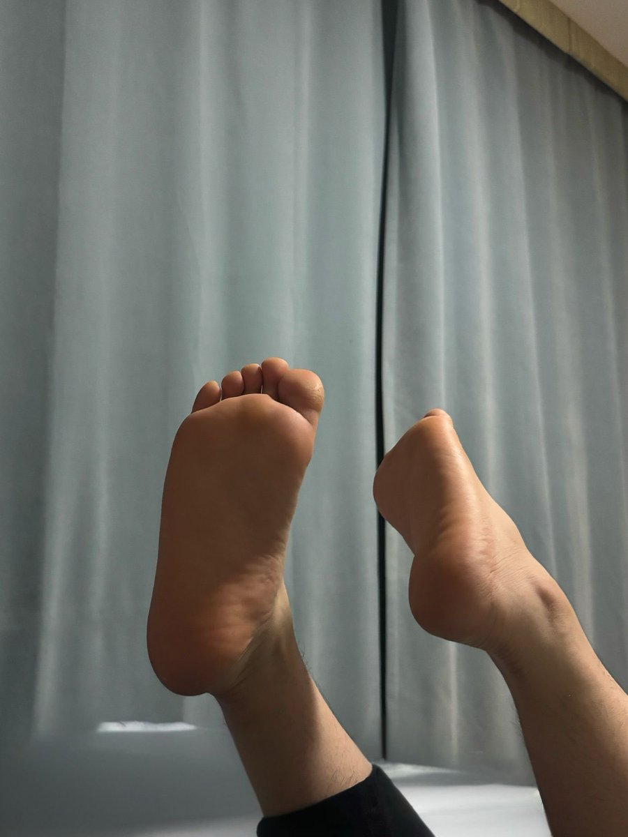 tkee42's tweet photo. 已经好几天没有足交别人了，也好久没有人玩我脚了 https://t.co/WFn6qtal0e