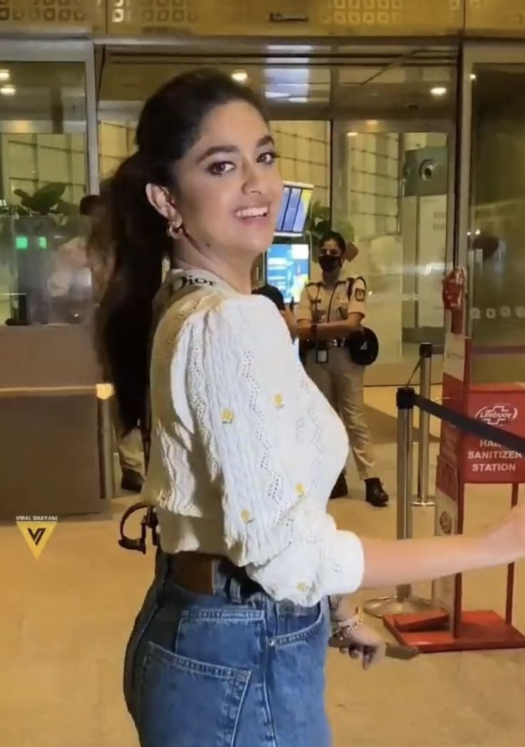 CineChaiTelugu's tweet photo. #KeerthySuresh has arrived in Hyderabad to join the shoot for Rowdy Janardha and #VijayDeverakonda will also be joining the shoot
 #RowdyJanardhana https://t.co/1C4578sYFp