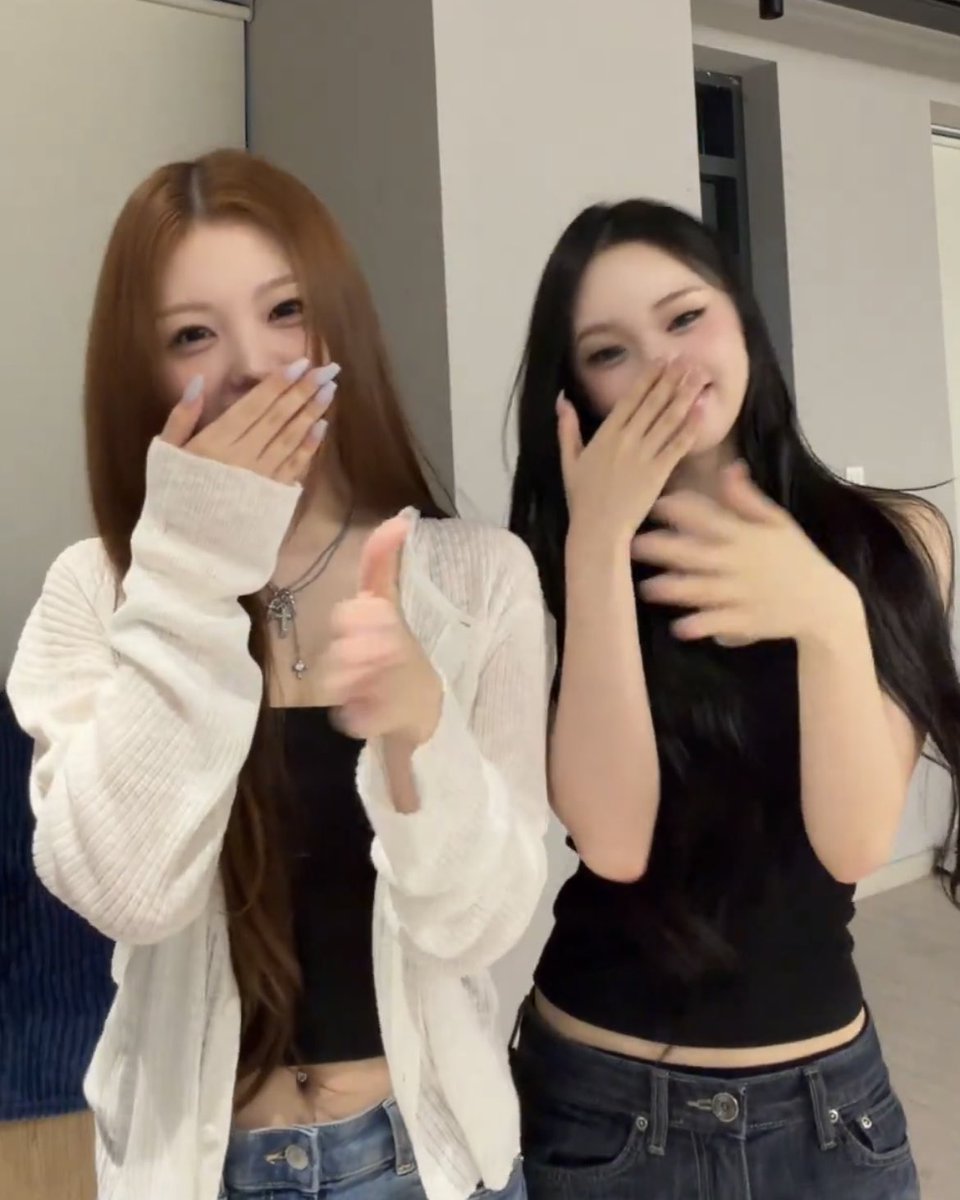 y_a_s_33's tweet photo. リウォン、KPOP屈指のベイビィフェイスを持ってして耳見たらインナーコンクも開いてるし腹見たら臍ピアスも開いてるの本当に最高の女の子でときめくよーᵕ. ᵕ̩̩ https://t.co/FjJHqGDVBA